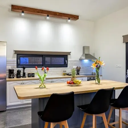 Holiday home L'maya Luxury Private Pool, 2 Master Bd, Bbq Kalochorafitis